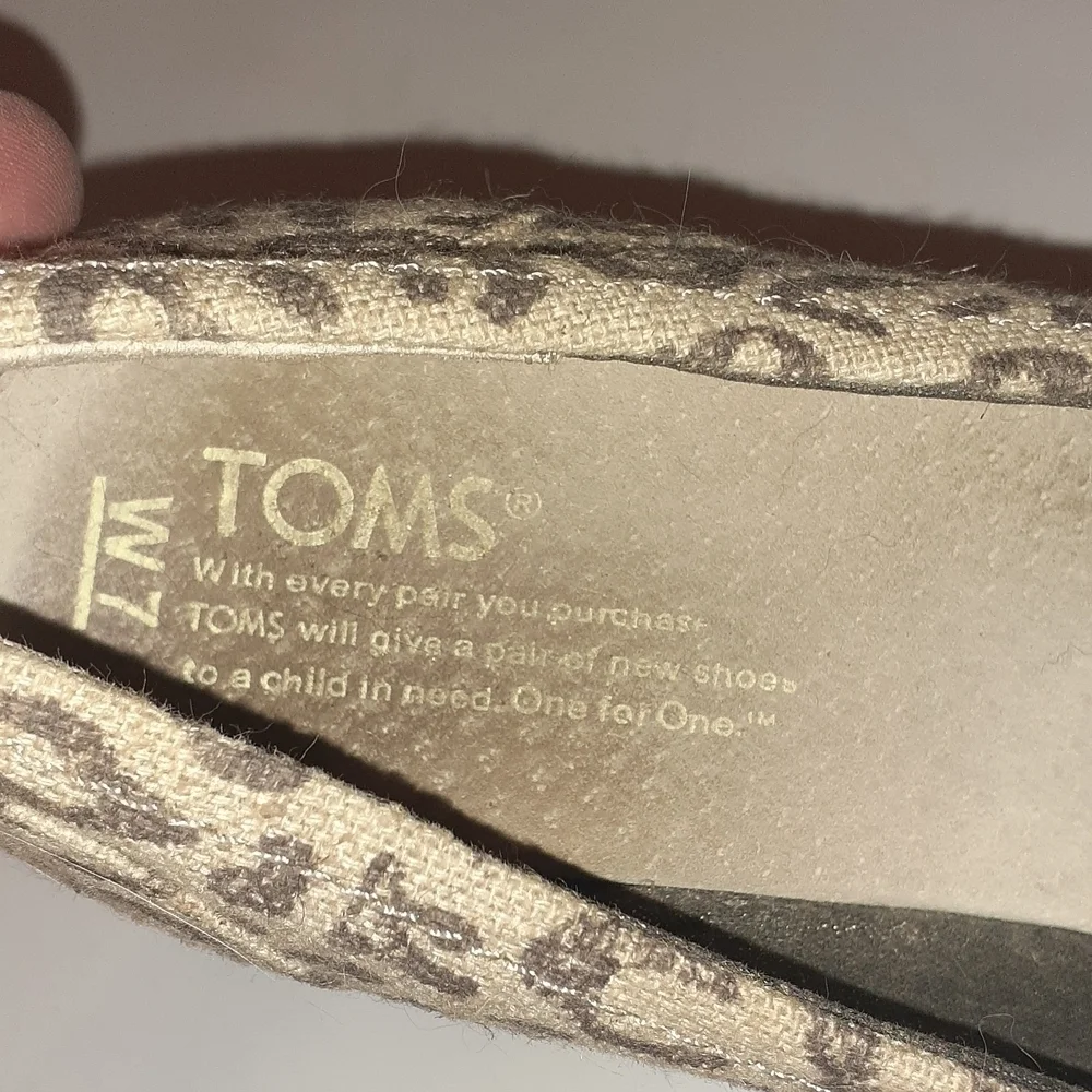 Toms Women's Shoes Canvas Peep Toe Wedge Heels Leopard Cheetah Print Slip On 7‎
